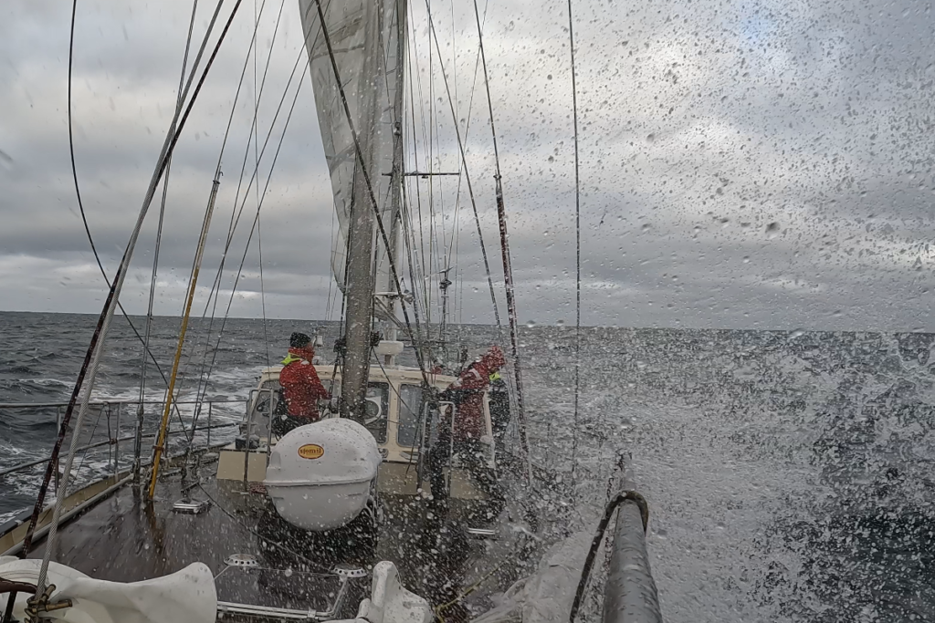 praca na pokładzie w trudniejszych warunkach pogodowych