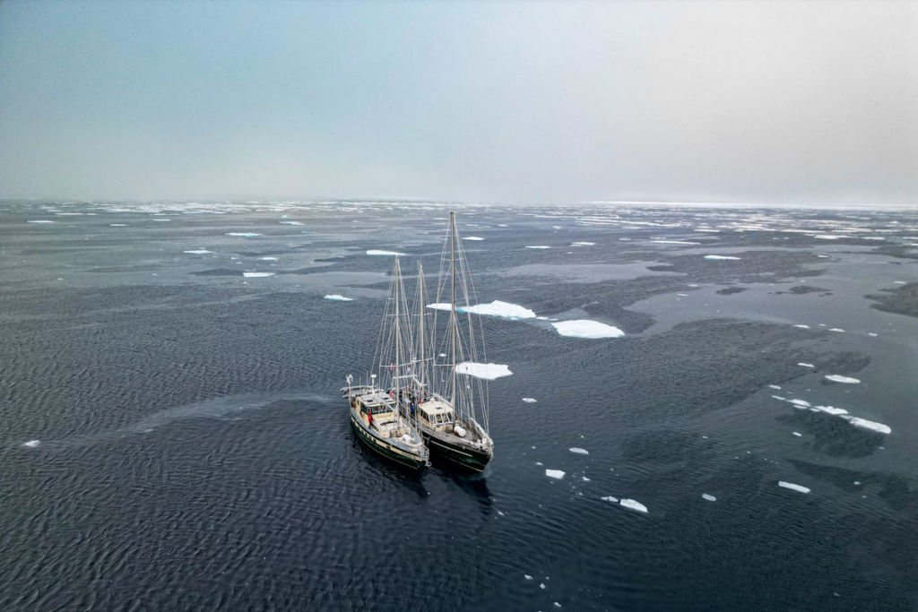 Dwa jachty w lodzie na 83°N, wysoko na północ od Svalbardu