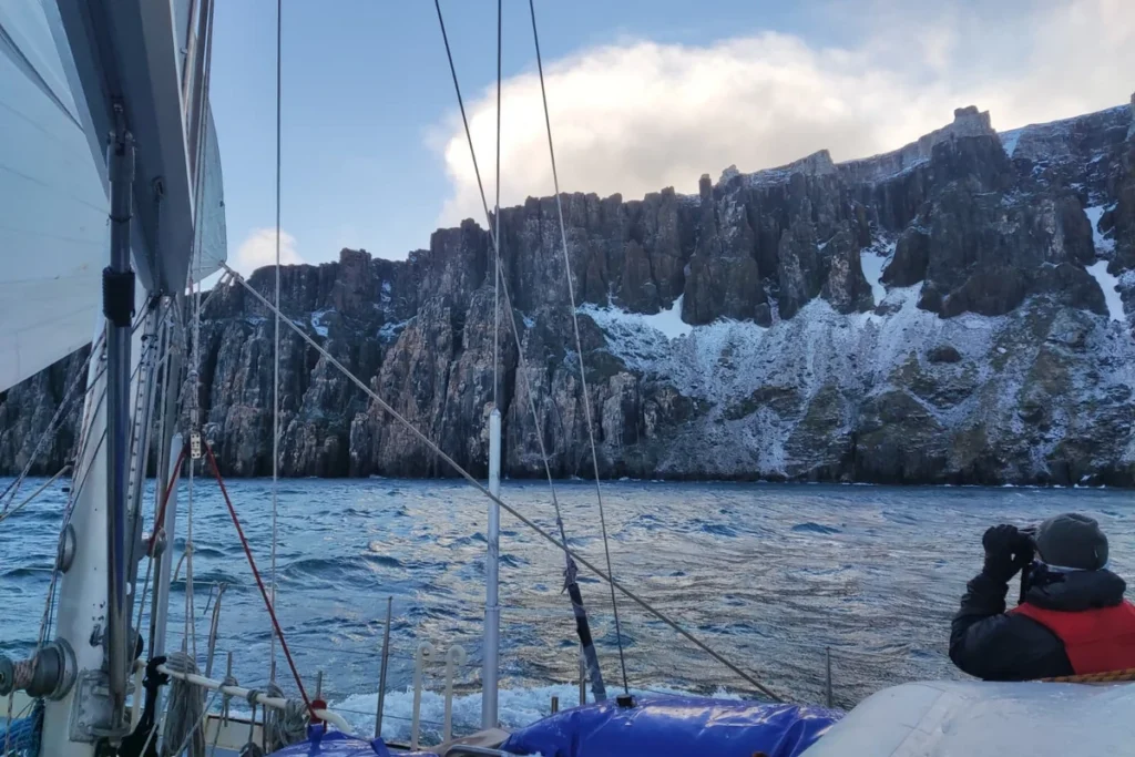 Klify Alkefjellet widziane z pokładu jachtu, Svalbard