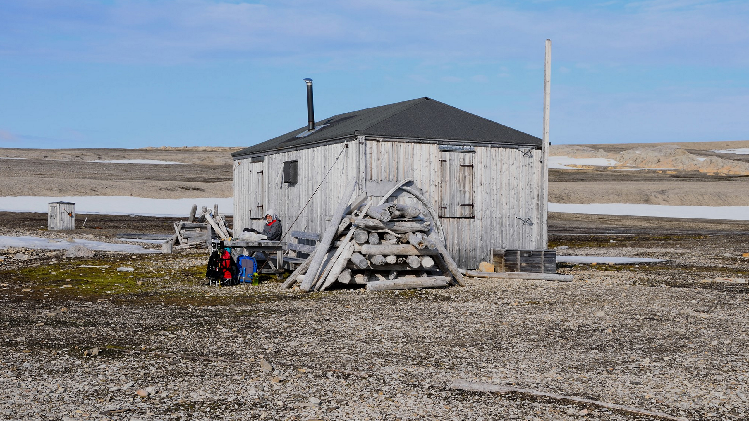 opuszczona chata traperska na Spitsbergenie, lato w Arktyce, drewniana konstrukcja na brzegu fjordu