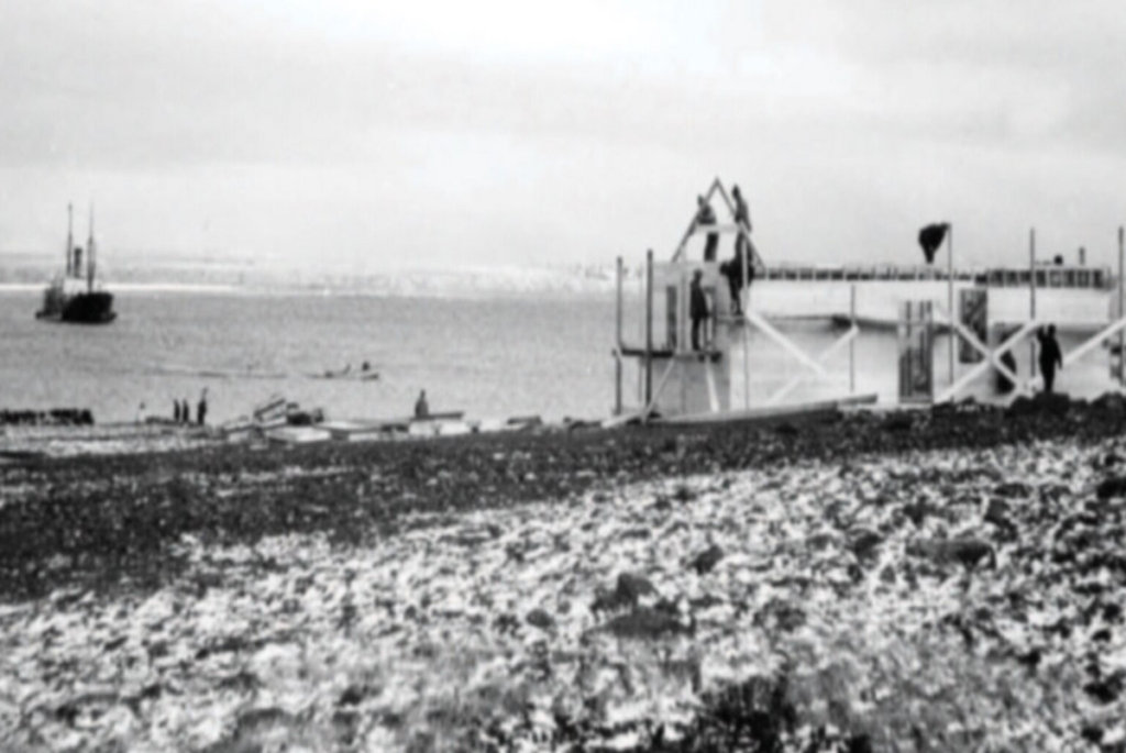 Budowa domu kierownika Fort Ross w 1937 roku, w tle statek Nascopie w Depot Bay