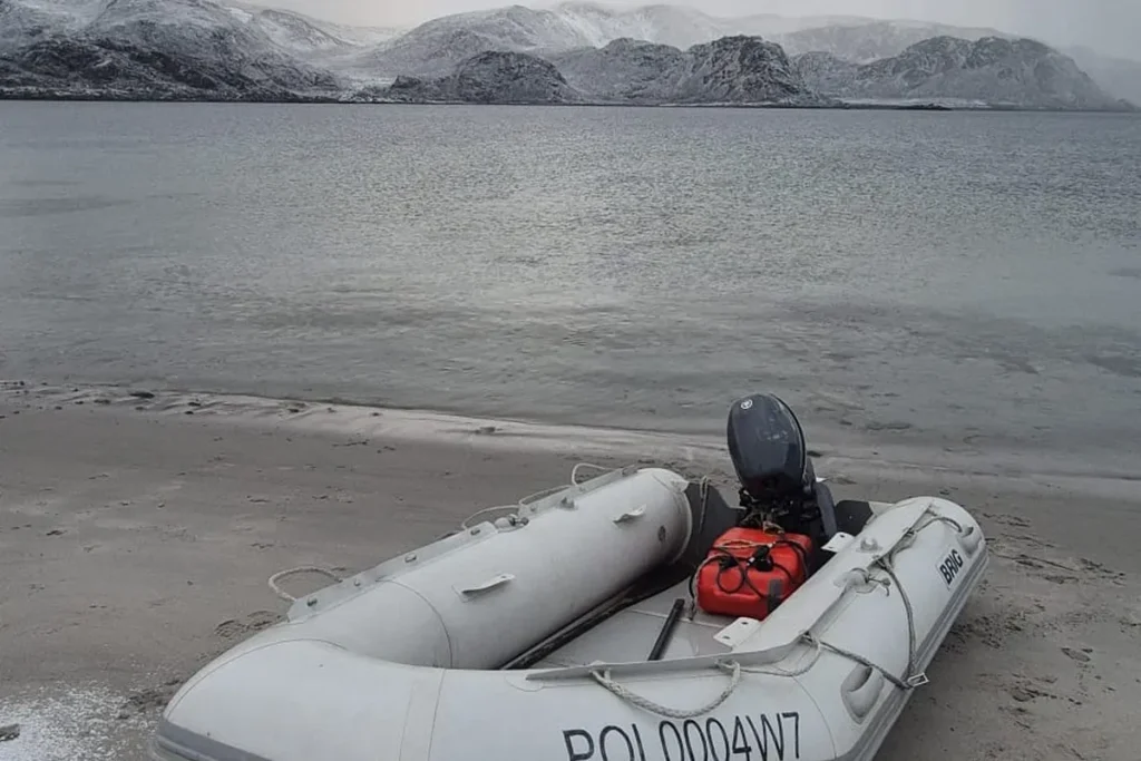 Ponton BRIG na śnieżnej plaży w północno-zachodnim Svalbardzie