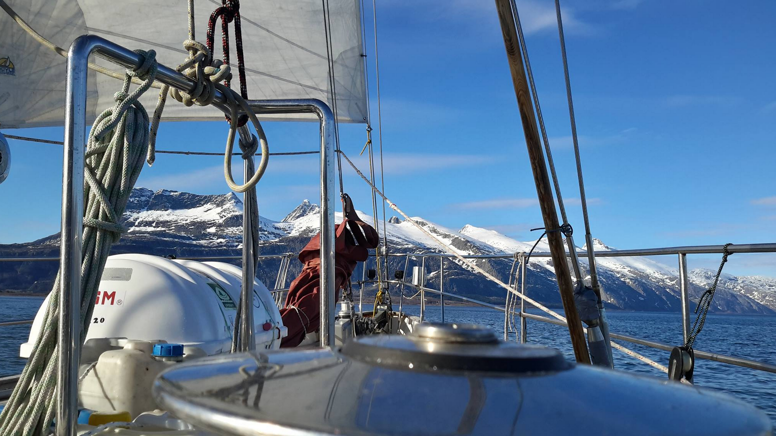 Zdjęcie z pokładu jachtu płynącego w stronę arktycznego brzegu