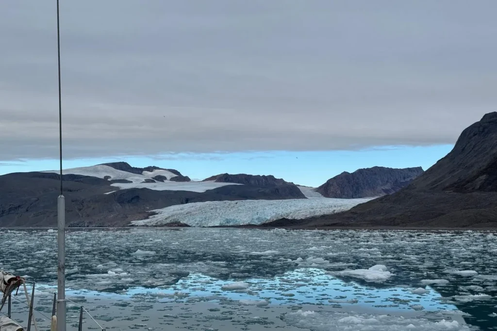 Lodowiec i góry północnego Svalbardu z dryfującymi kawałkami lodu