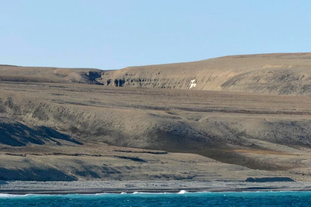 Fury Beach na Somerset Island w Nunavut widziana od strony Prince Regent Inlet