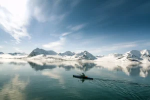 Wyprawa na Svalbard – żeglowanie wśród gór i śniegu.