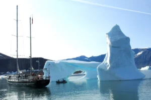 Żeglowanie przy lodowcach Grenlandii – arktyczna wyprawa.