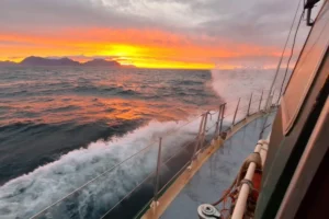 Oceaniczna wyprawa żeglarska – żeglowanie na pełnym morzu.