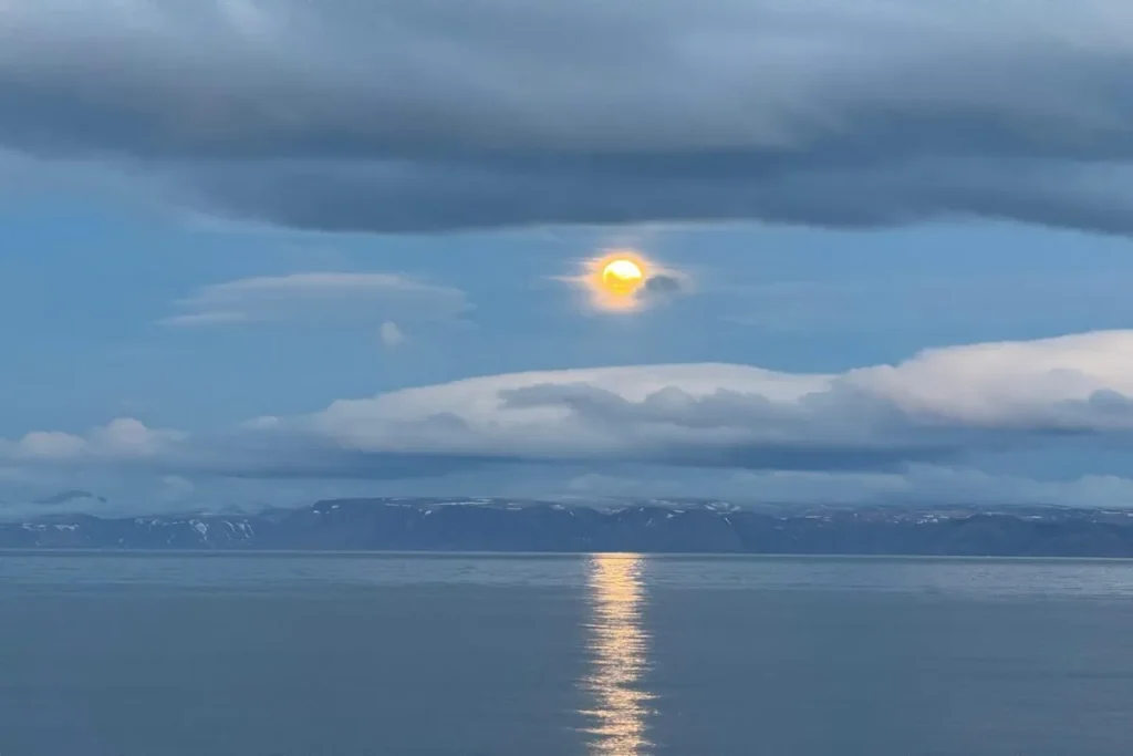 Księżyc nad fiordem Svalbardu – odbicie światła w wodach Arktyki