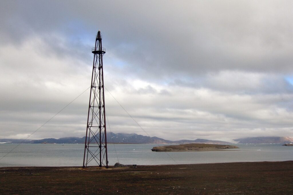 Historyczny maszt cumowniczy sterowców w Ny-Ålesund na Svalbardzie
