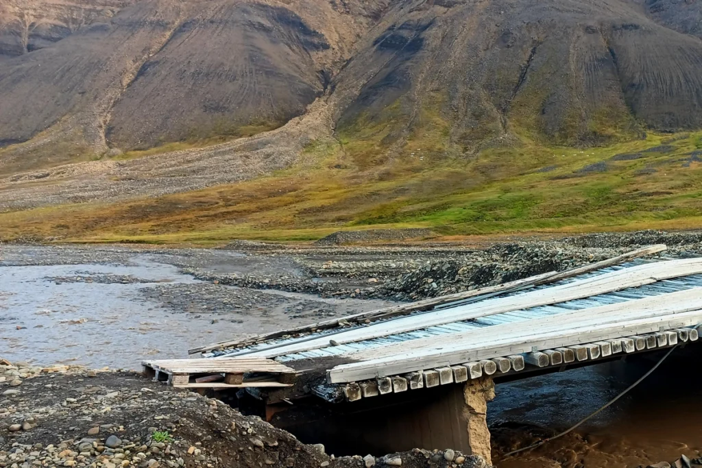Zniszczony most nad górskim potokiem, Longyearbyen