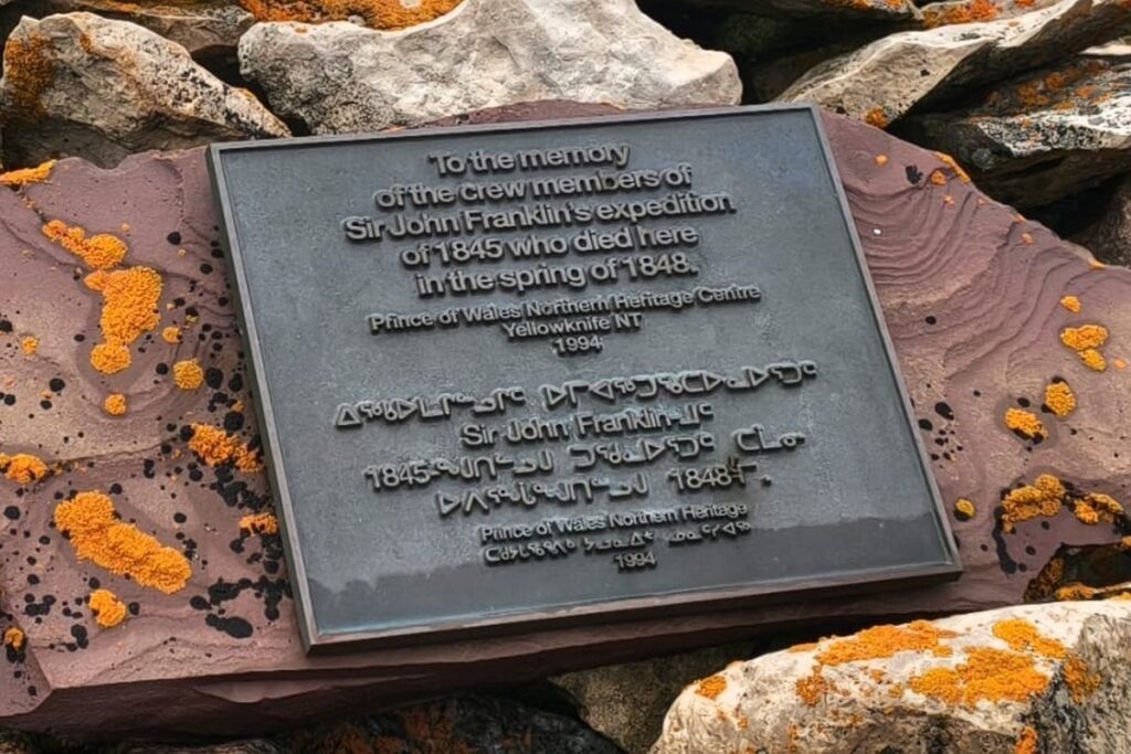 Tablica pamiątkowa na stanowisku NgLj-2 w Erebus Bay poświęcona członkom ekspedycji Franklina zmarłym wiosną 1848 roku