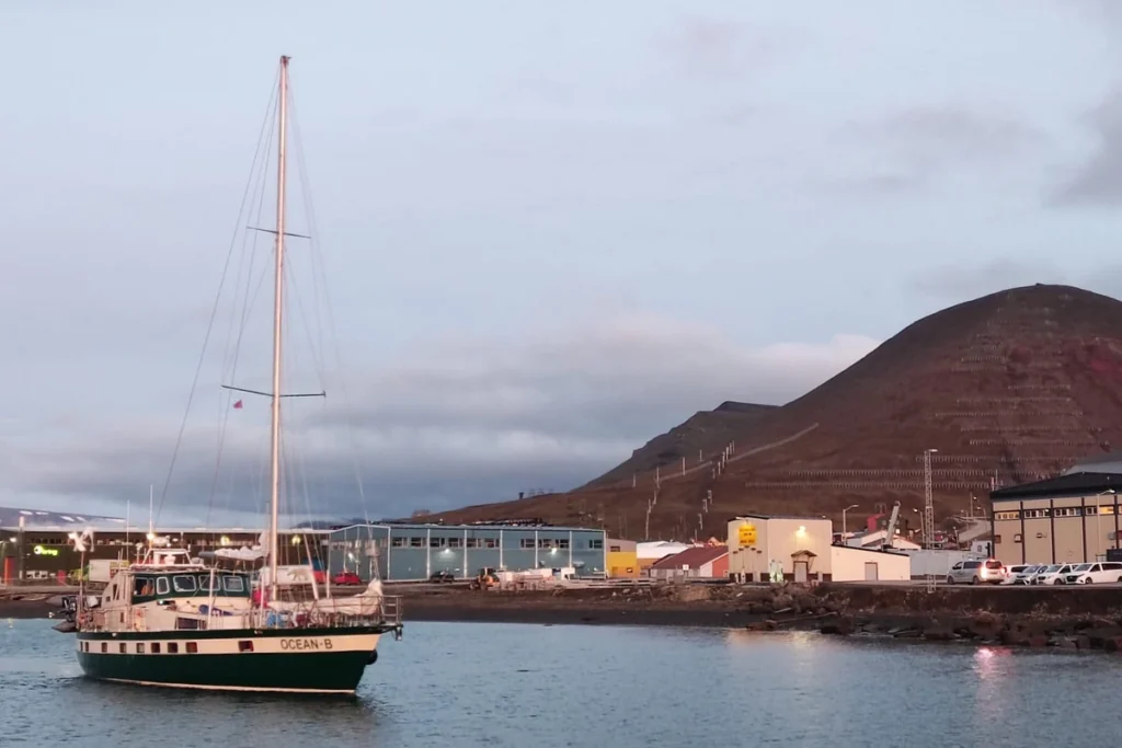 Jacht Ocean B wpływa do portu w Longyearbyen wieczorem