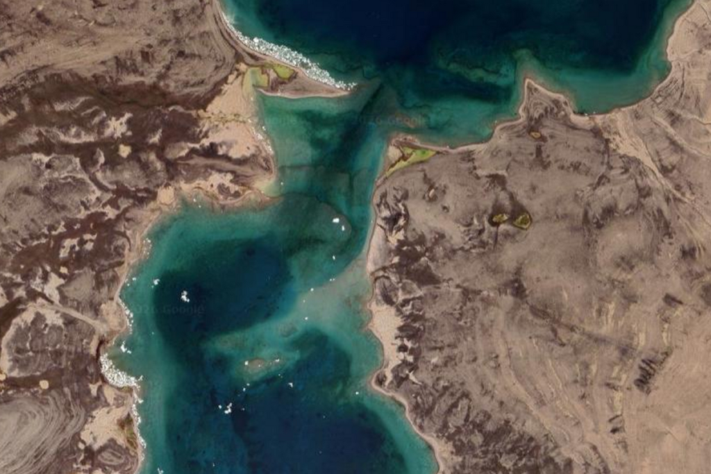 Satelitarny widok płycizn i przewężenia w Coningham Bay w Nunavut