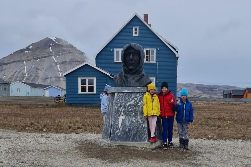 Pomnik Roalda Amundsena w Ny-Ålesund na Svalbardzie podczas wyprawy w Arktykę