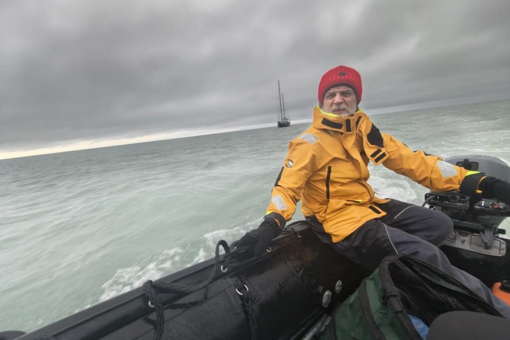 Powrót pontonem z Erebus Bay do jachtu Ocean A podczas wyprawy Northwest Passage