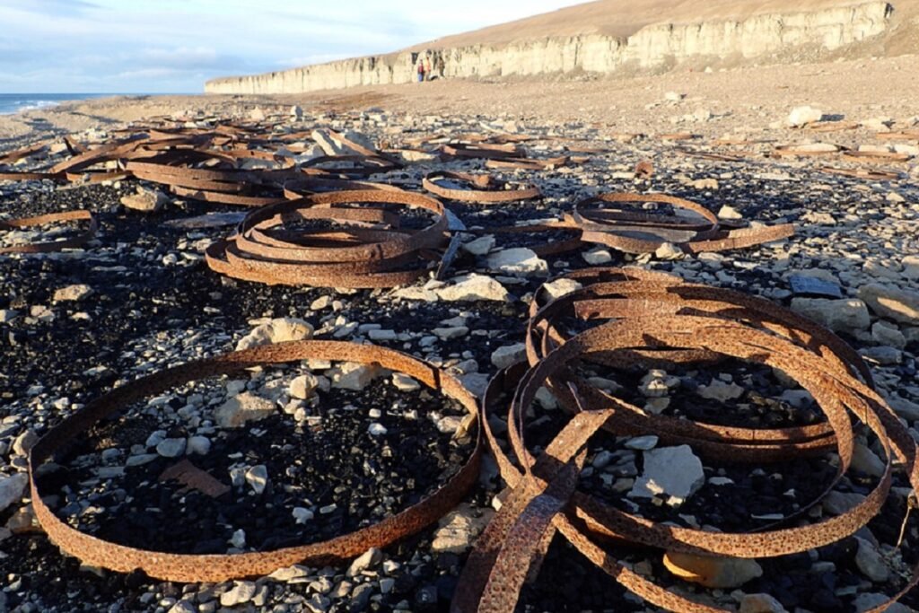 Historyczne metalowe pozostałości na Fury Beach na Somerset Island