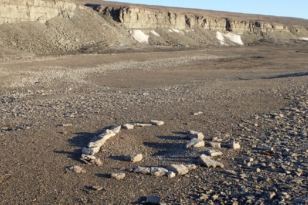Kamienne pozostałości na Fury Beach na Somerset Island w Nunavut
