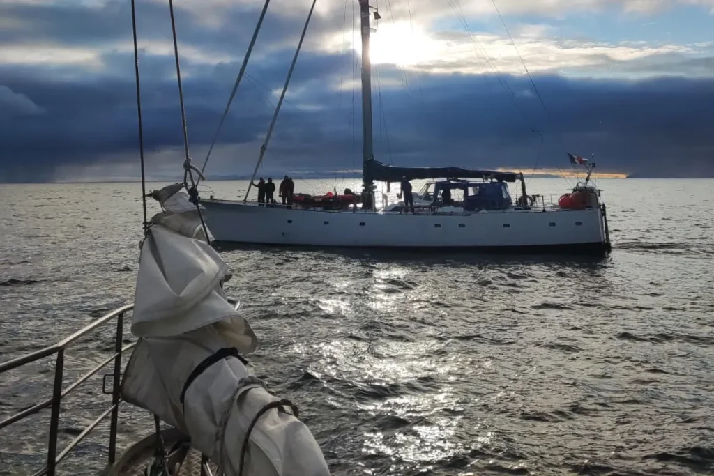 Jacht Southern Star mija Ocean B na wodach północnego Svalbardu, podczas wyprawy arktycznej