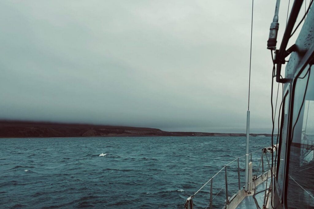 Podejście jachtu do Svenskøyi na Kong Karls Land podczas wyprawy naukowej