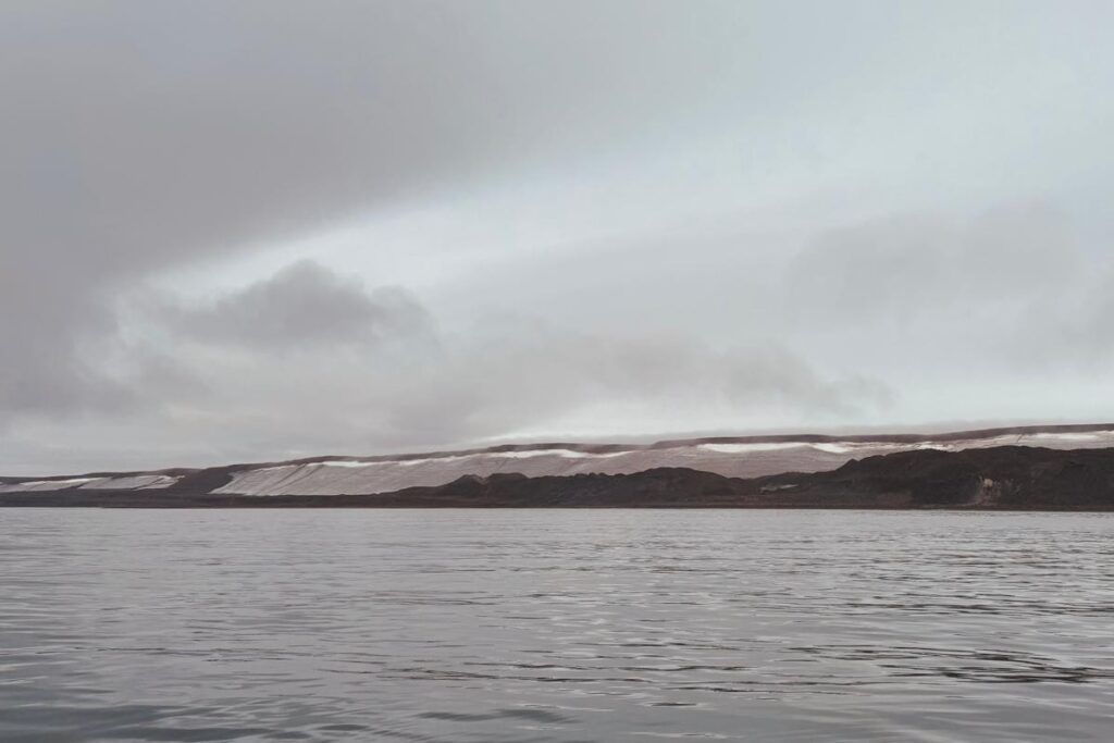 Wybrzeże Svenskøyi na Kong Karls Land podczas wyprawy naukowej – Svalbard
