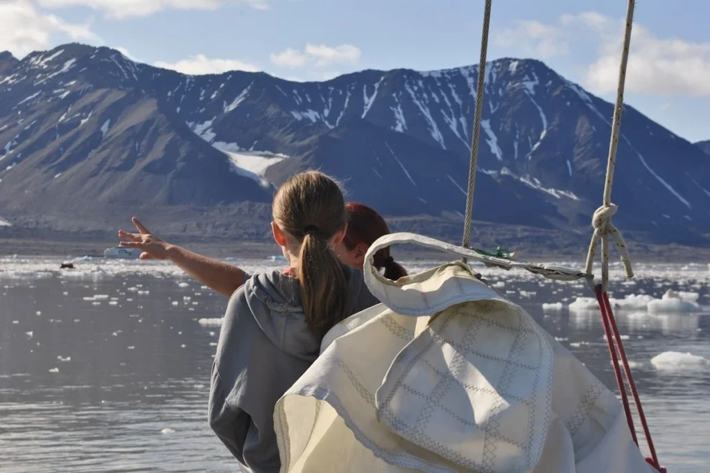 Klasyczna żegluga po Svalbardzie – załoga przy sterze.