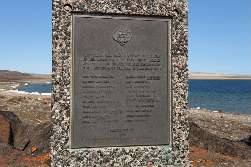 Tablica upamiętniająca Francisa Leopolda McClintocka przy Fort Ross w Nunavut