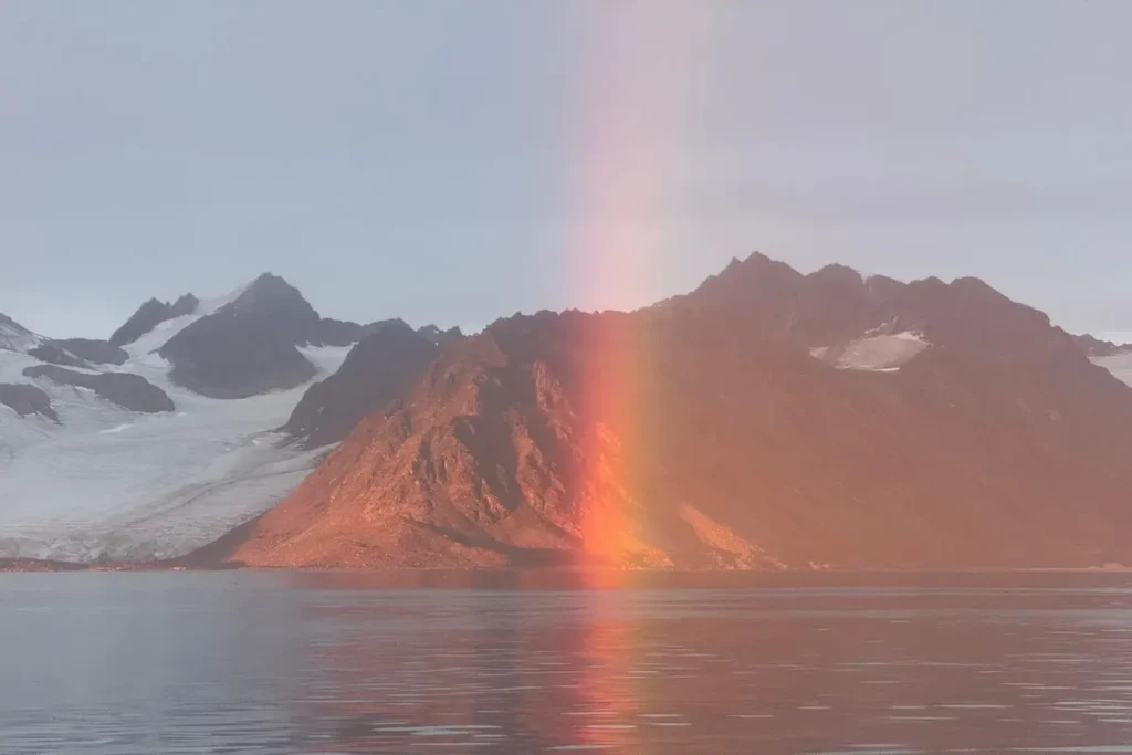 Tęcza nad lodowcem na Svalbardzie – niezwykłe światło Arktyki