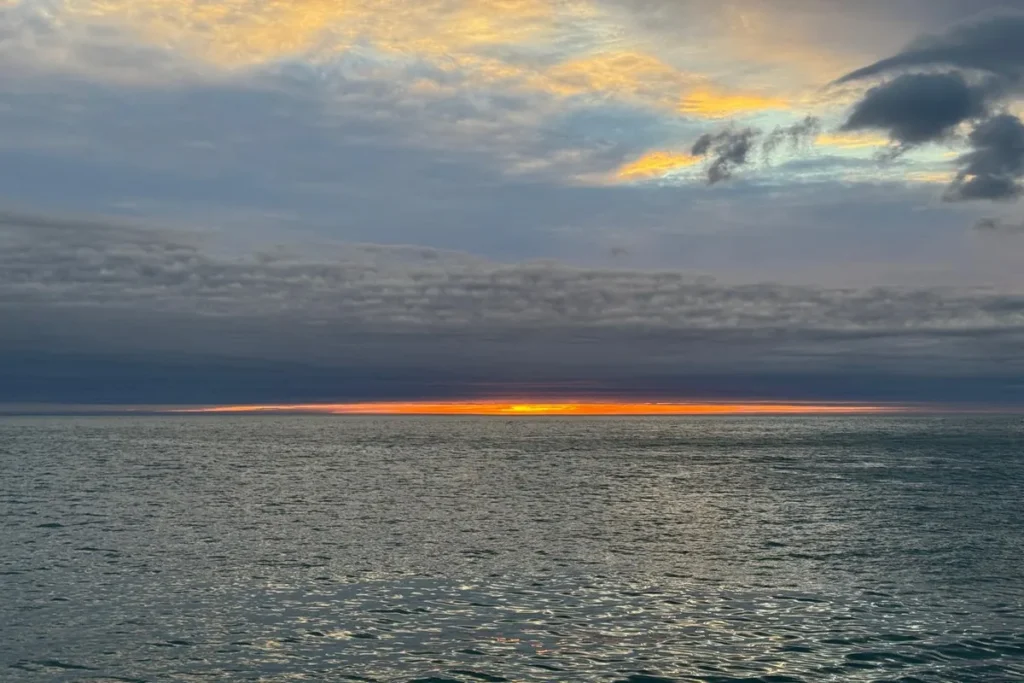 Zachód słońca nad arktycznym morzem – światło północy na Svalbardzie