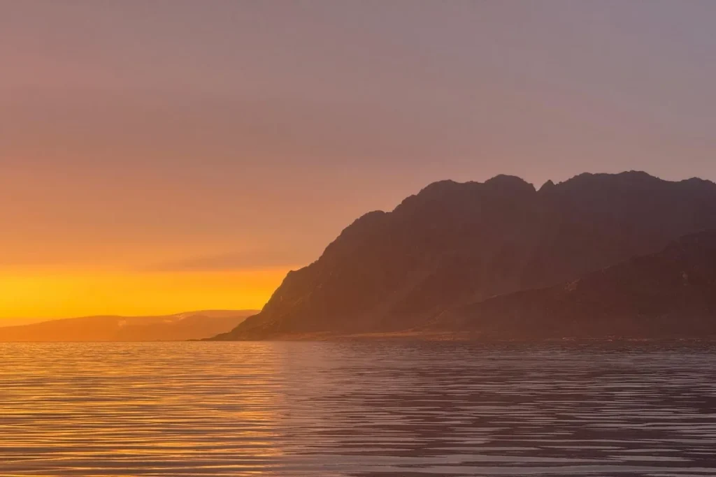 Zachód słońca nad fiordem na Svalbardzie – złote światło Arktyki
