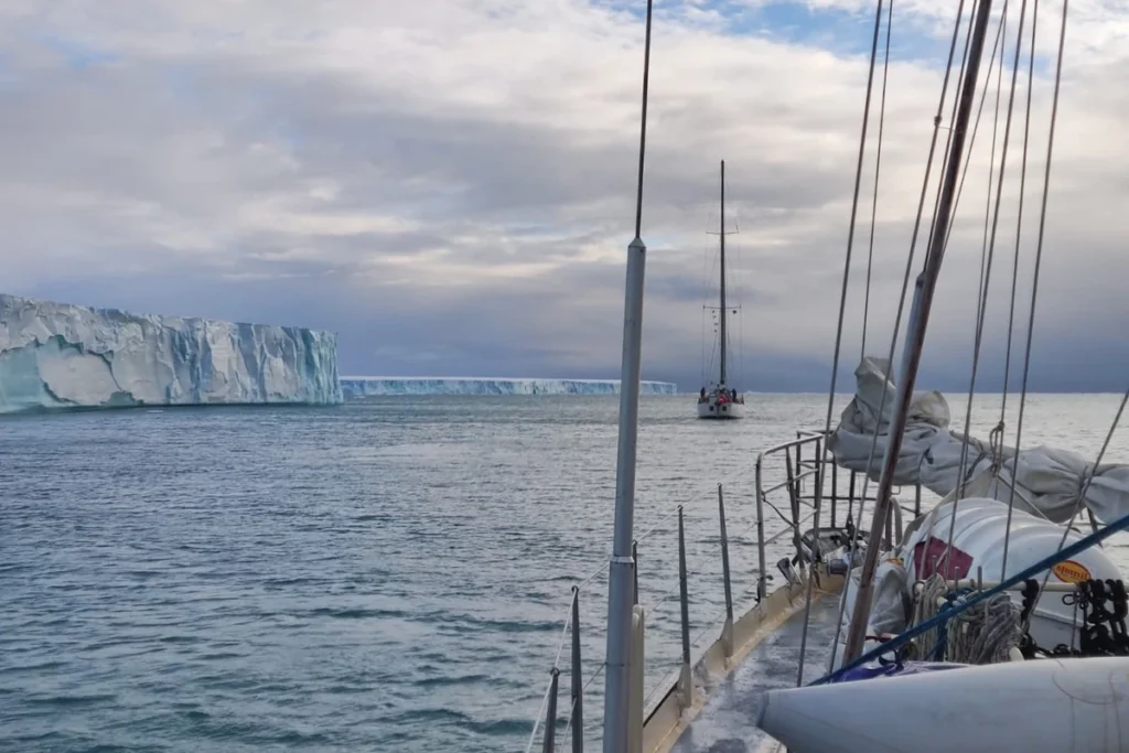 Jacht przy monumentalnej ścianie lodowca Austfonna, Svalbard
